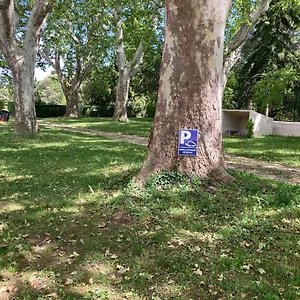 Mas Neuf De Romanin : Mas Provencal Familial , Saint-Remy-de-Provence France